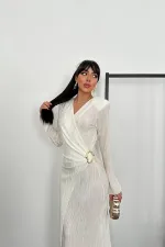 Robe plissée écrue à boucle en gros