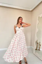 Robe fleurie beige en gros avec nœud sur le devant