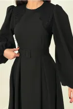 Robe noire en vente en gros avec détails en dentelle