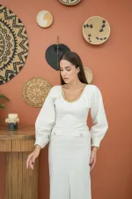Robe écrue à col large en gros