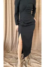 Robe longue noire plissée fendue en gros