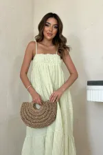 Robe en mousseline verte à rayures et bretelles en gros