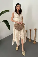 Robe beige brodée en gros