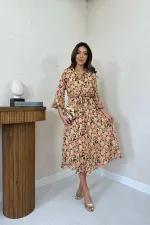 Robe en mousseline de soie beige avec ceinture en gros