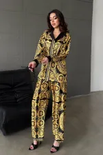 Ensemble chemise jaune et pantalon imprimé en gros