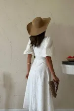 Robe brodée à ceinture et bonnets écrus en gros