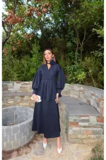 Costume bleu marine détaillé avec roses en gros