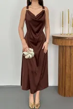 Robe en satin marron à col en V et épaules à boucle, en gros