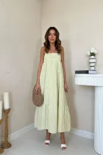 Robe en mousseline verte à rayures et bretelles en gros