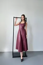 Robe à bretelles en cuir bordeaux en gros