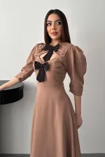 Robe longue décolletée à imprimé camel et nœud décoratif