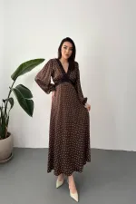 Robe marron satinée à pois avec détails en dentelle, vendue en gros