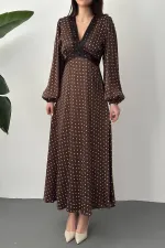Robe marron satinée à pois avec détails en dentelle, vendue en gros