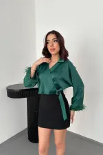 Haut court en satin émeraude avec manches à plumes, vente en gros