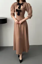 Robe longue décolletée à imprimé camel et nœud décoratif