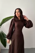 Toptan Kahverengi Kabartmalı Dantel Detaylı Kemerli Uzun Elbise