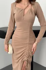 Robe beige à bretelles et fentes en gros