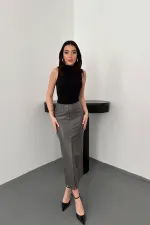 Jupe grise fendue et brodée en gros