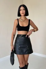 Mini-jupe en cuir noire avec ceinture en gros