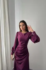 Robe en satin violet avec fente latérale et plis, vente en gros