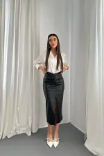 Jupe en cuir noire froncée et détaillée en gros