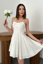 Mini-robe blanche à col licou en gros