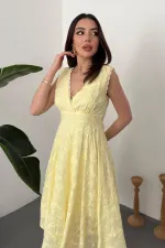 Robe jaune brodée en gros