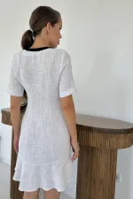 Robe blanche boutonnée à poches en gros