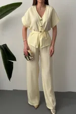 Ensemble deux pièces en modal avec détail de bouton jaune, vente en gros