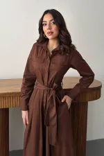 Robe en popeline marron boutonnée en gros