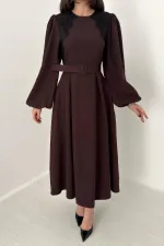 Robe marron en gros avec détails en dentelle