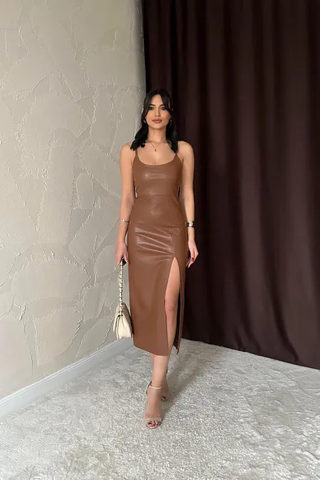 Robe en cuir marron dos nu en gros