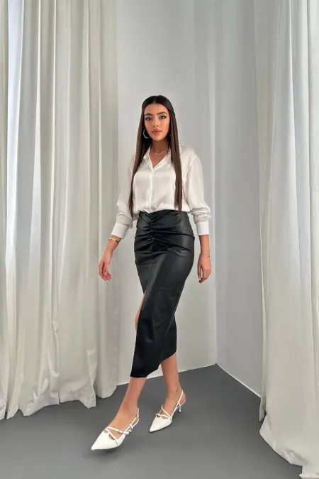 Jupe en cuir noire froncée et détaillée en gros