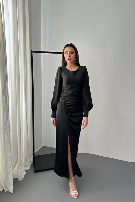 Robe en satin noir avec fente latérale et plis, vente en gros