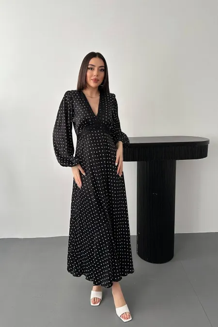 Robe noire en satin à pois avec détails en dentelle, vendue en gros