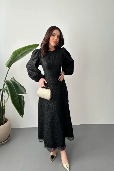 Robe longue ceinturée en dentelle noire gaufrée (vente en gros)