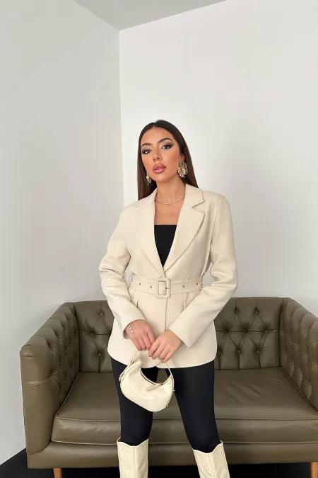 Veste beige en gros avec rabat de poche et ceinture