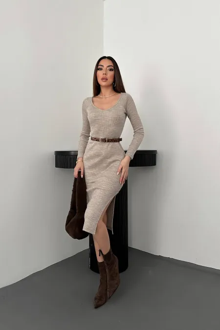 Robe en tricot beige avec jupe fendue en gros
