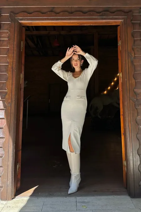 Robe écrue à col large en gros