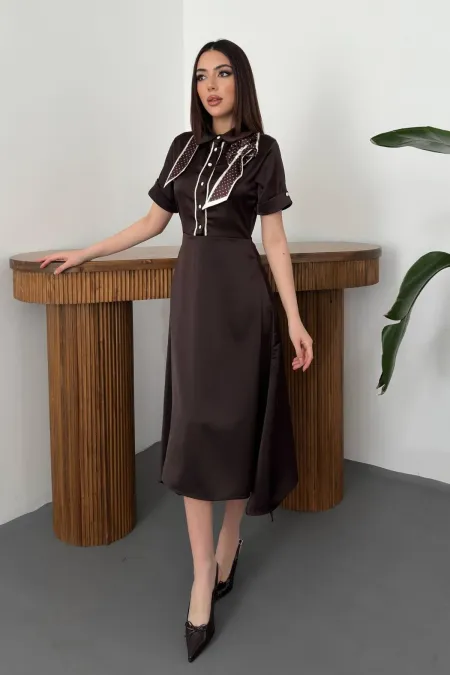 Toptan Kahverengi Fular Detaylı Saten Elbise
