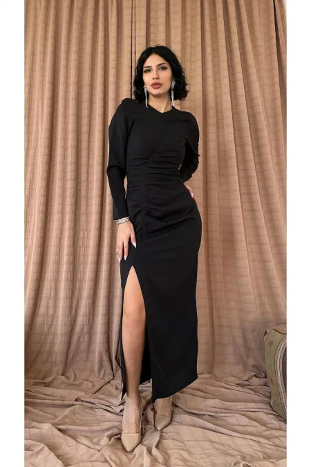 Robe longue noire plissée fendue en gros
