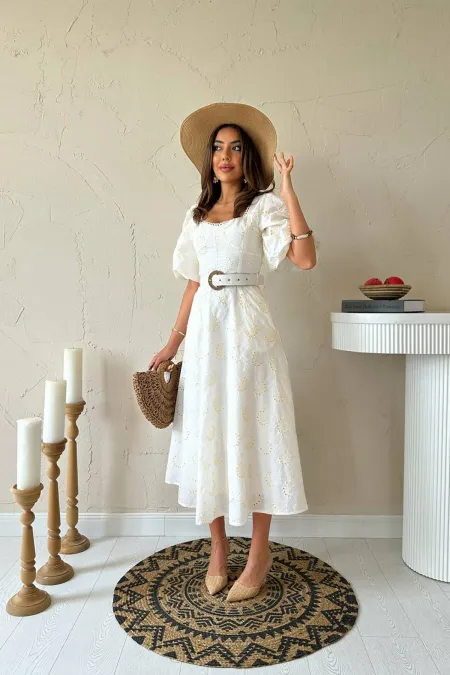 Robe brodée à ceinture et bonnets écrus en gros