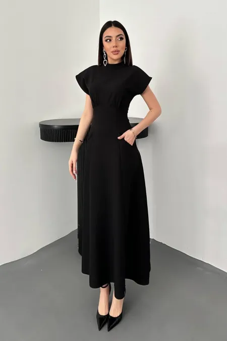Robe noire en gros avec fronces à la poitrine
