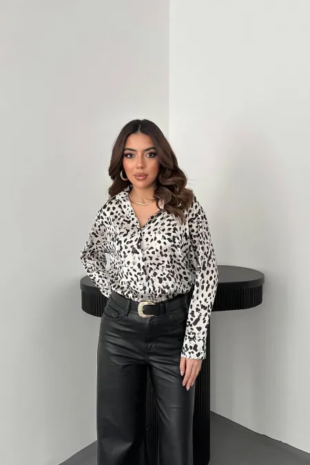 Chemise en satin écru à imprimé léopard en gros