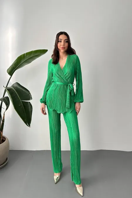 Costume vert plissé avec ceinture en gros