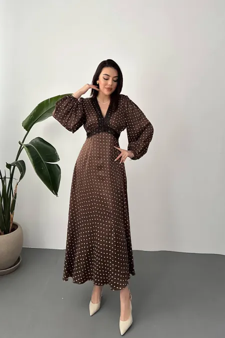 Robe marron satinée à pois avec détails en dentelle, vendue en gros