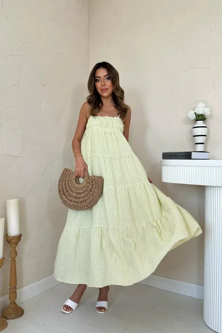 Robe en mousseline verte à rayures et bretelles en gros