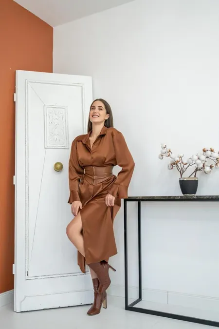 Robe en satin marron avec détails en cuir, vente en gros
