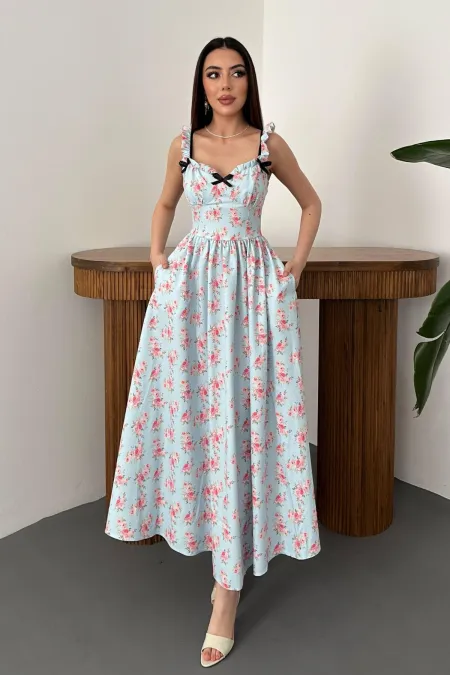 Robe fleurie bleu bébé avec nœud sur le devant en gros