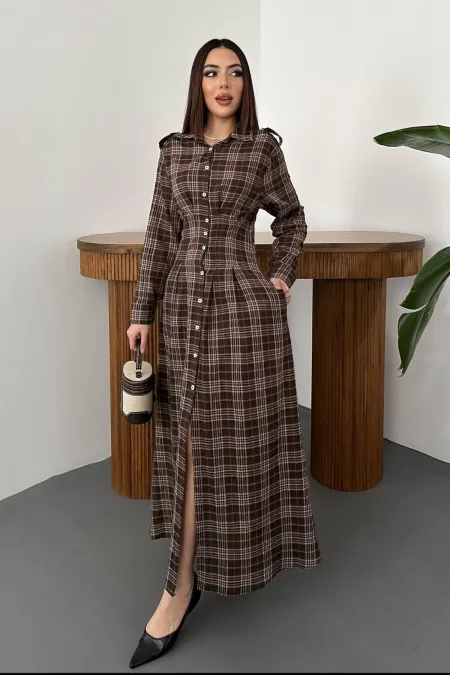 Robe plissée marron à carreaux en gros